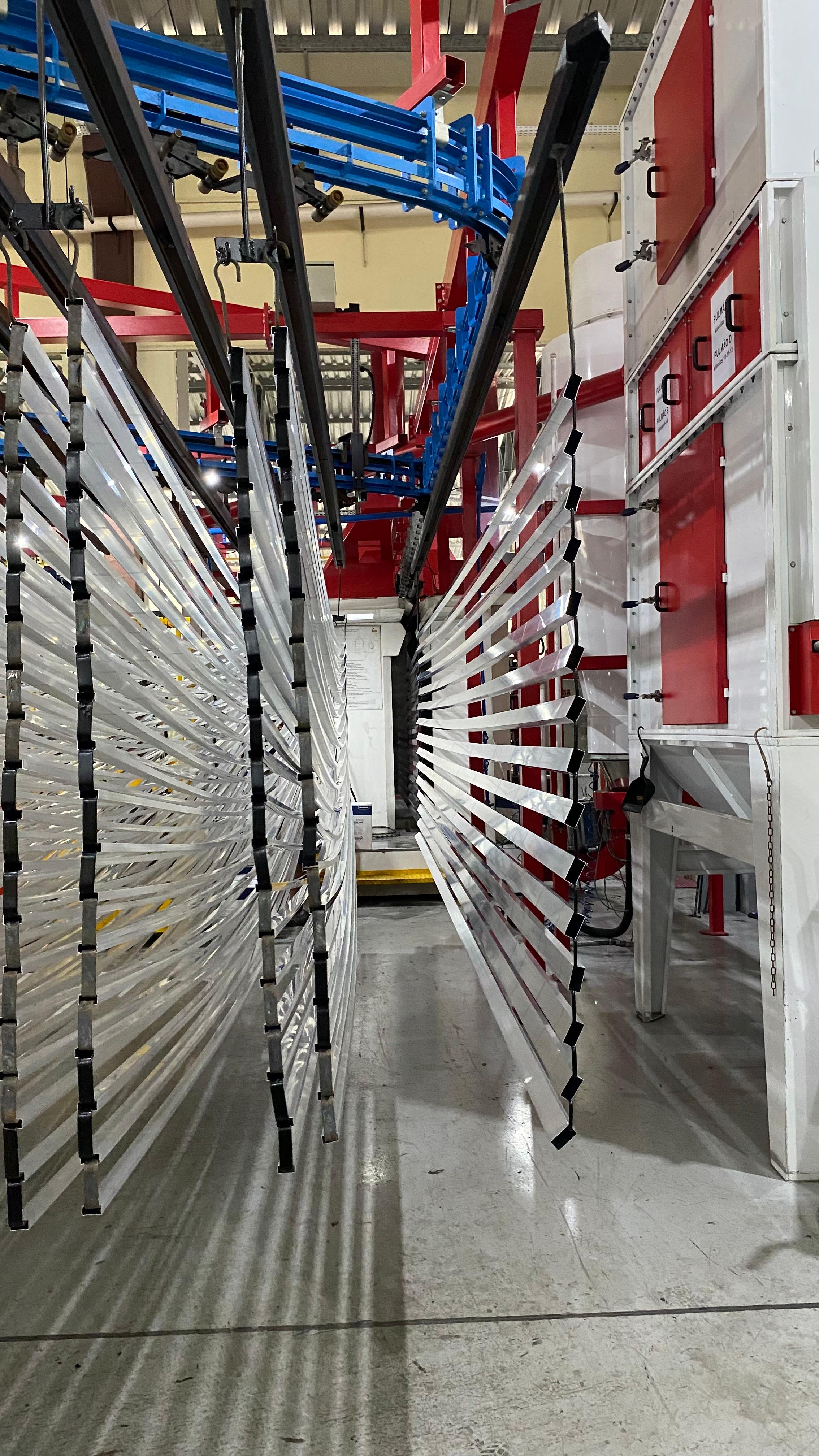 Linha de pintura em operação